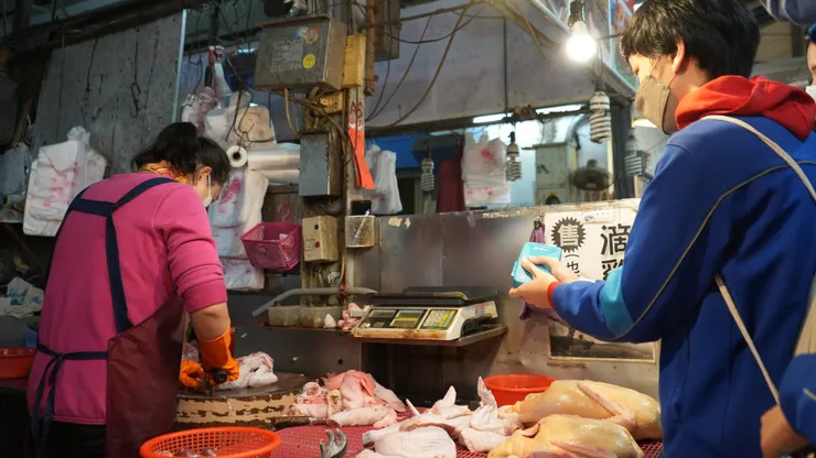 在適度與地方社會互動的過程中,彼此相互學習的狀態,是開啟多元理解的契機之一。(圖為二林高中學生於二林市場進行環境音的錄製。)