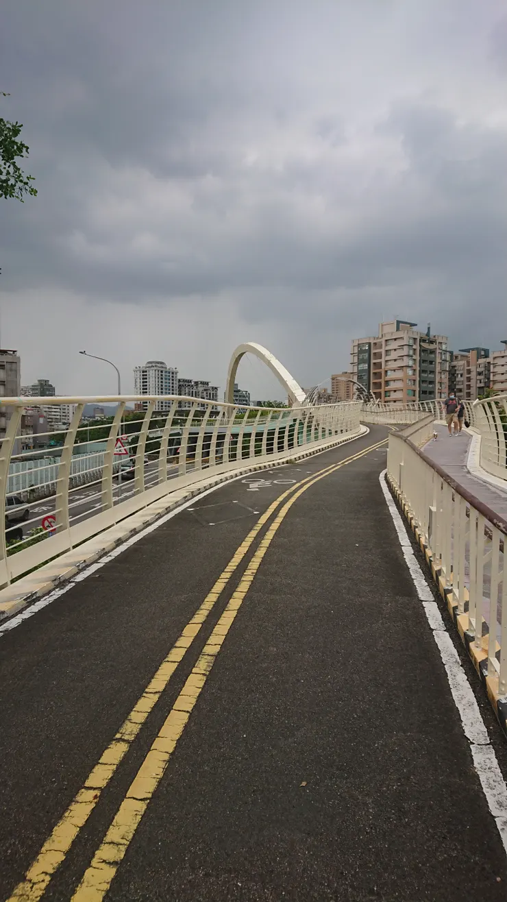 連接客家文化園區高架橋
