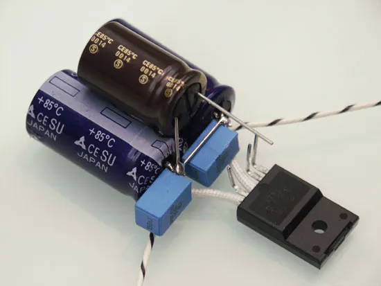 在施工程序上,先焊上供應 OP 電源的電源線,再焊上 OP 3、5腳,之後再架上迴授電容,注意, 迴授電容一端接地,剛好利用零件腳,聯結濾波電容 +- 端形成 G