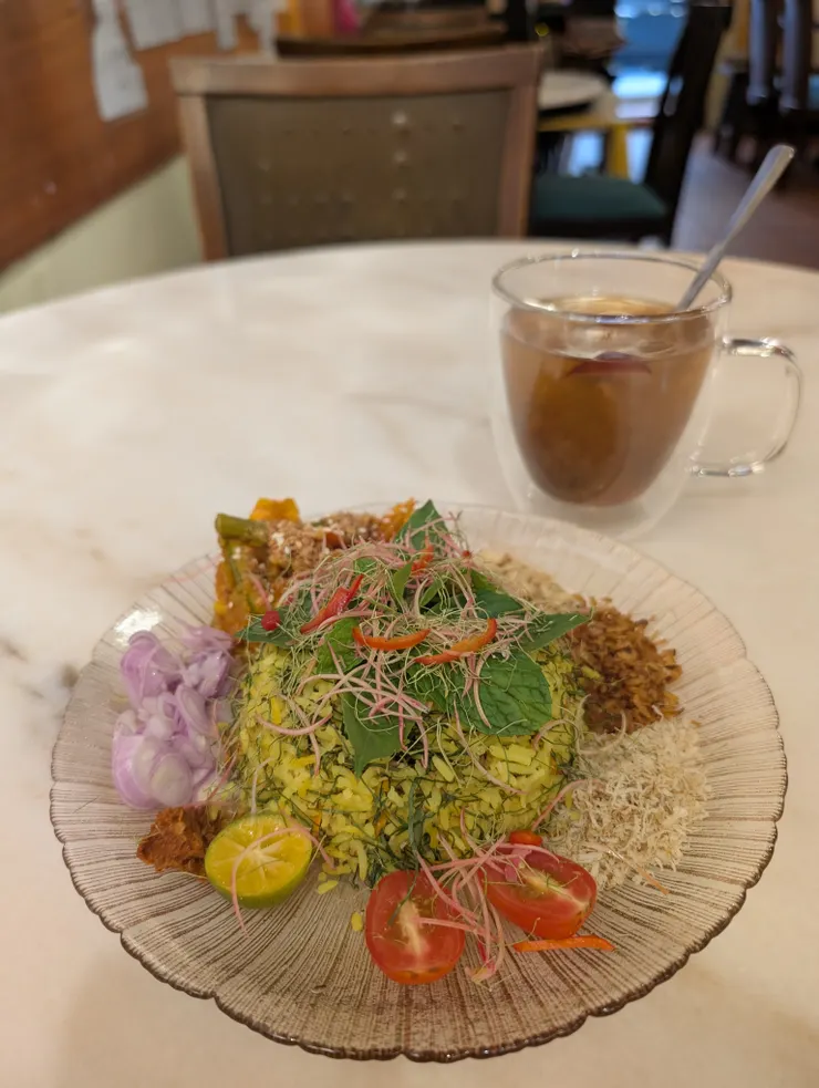 攪拌前(配料有椰子絲、蝦米、醃菜、蒜...辣醬很辣)