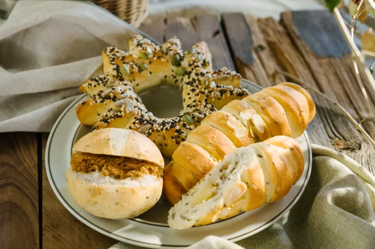 維也納麵包 Pain Viennois 十九世紀維也納是歐洲烘焙重鎮，開發蒸汽烤箱技術，烘烤出皮脆，內部卻柔軟潤口的麵包，含奶油、糖、牛奶成分較高，成為貴族喜愛的點心麵包／圖片來源：學籽文創