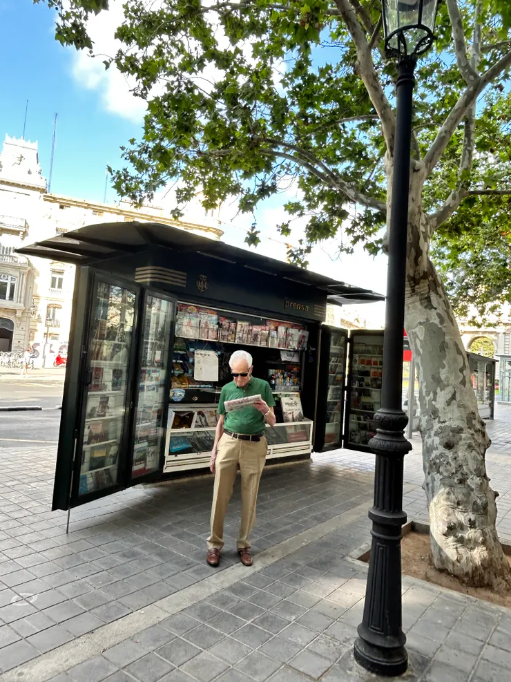 在台灣已經絕跡的書報攤與穿搭很講究有品味的老紳士