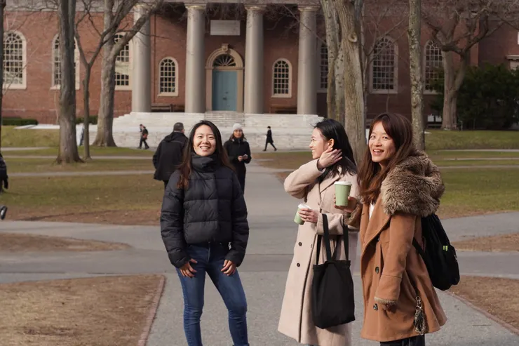 哈佛校園內,看起來有沒有知性 😝 ——旅行的文化震撼就藏在這些聊天裡 ❤️