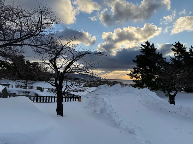 向松前城進發,積雪多到是串步難行。