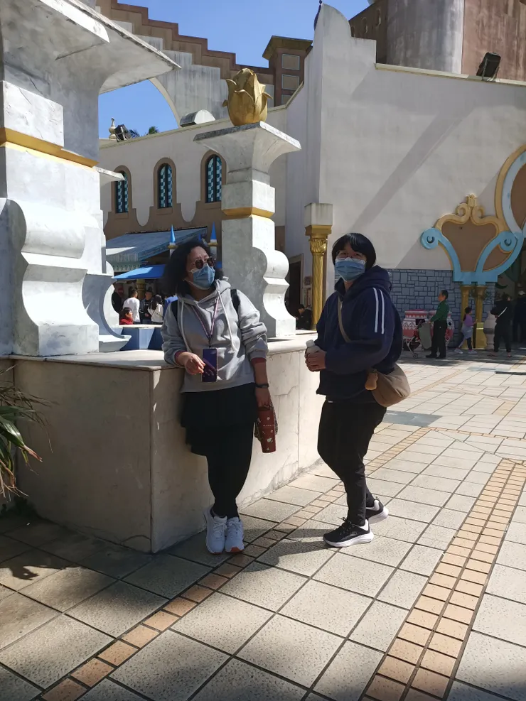 等待阿姨們的筠朵媽和筠朵妹,我們是玩到連旋轉木馬都不想坐了。