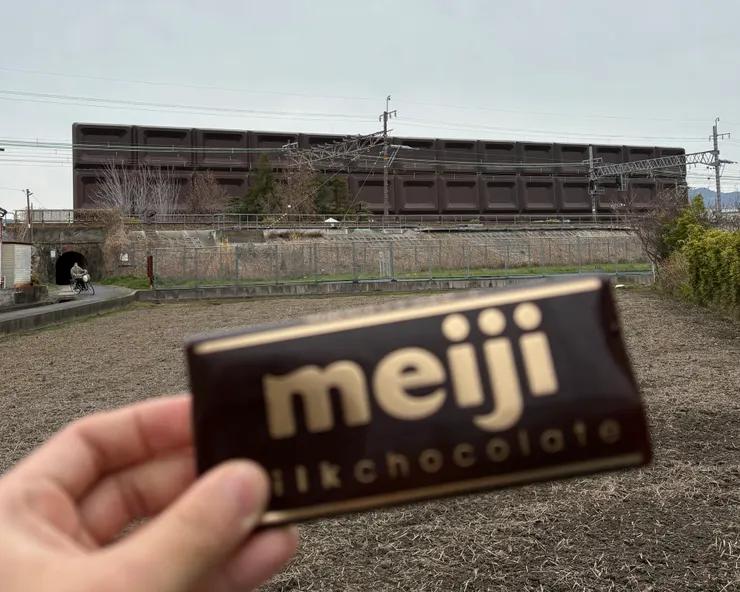從大阪坐JR電車到京都,就可以看到工廠外的巨大巧克力牆