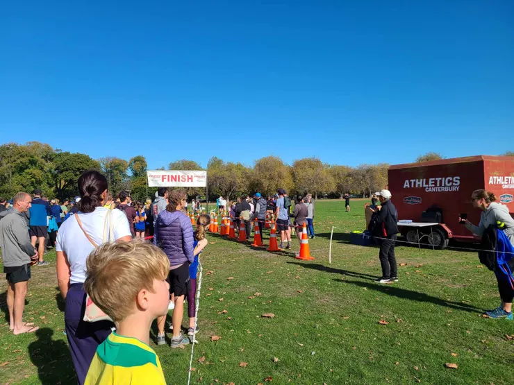 周末俱樂部會輪流舉辦XC，除了主辦方其它則由隊經理報名參加並派兩名志工，基本上賽制、場地和流程都行之有年很健全，不過就很陽春，沒有晶片、號碼布跑後交回重複利用(很有Kiwi環保的風格)