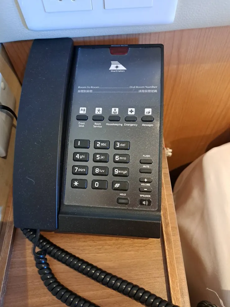 最左邊的按鍵是服務台