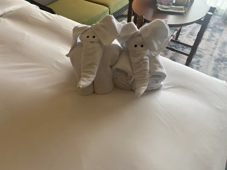 床上折了兩隻大象迎賓