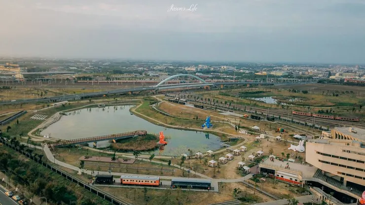 潮州鐵道園區占地廣闊，擺放了多輛歷史列車，還有大大的生態池及許多放養的小動物。（圖片來源：Jason‘s Life）