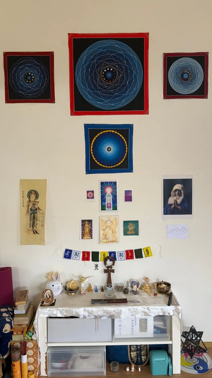 在我的小小祭壇上，可以看到陳設了各種宗教與文化的元素。所有元素其實都只是一種象徵；重點是象徵背後所代表之物，而不是象徵本身。