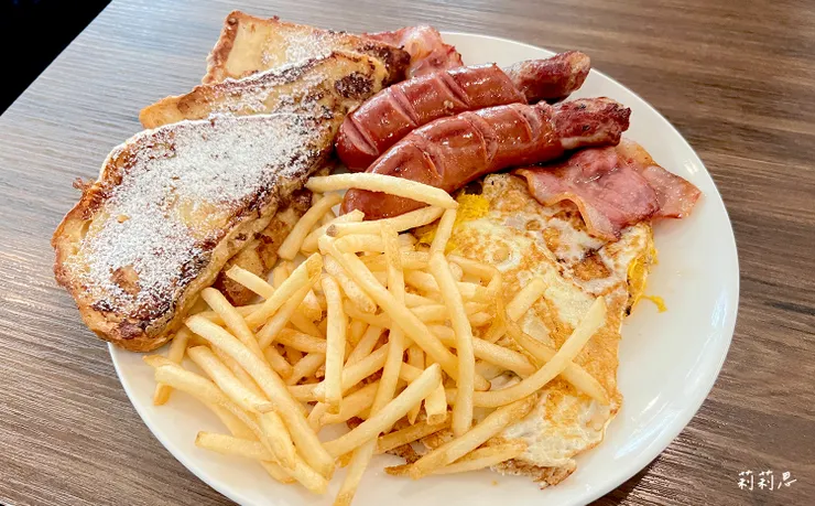 帶骨香腸培根組合早午餐