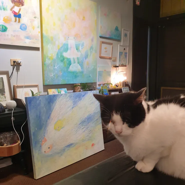 大約畫家的心願，就是家裡/工作室的牆掛滿自己的畫了吧!