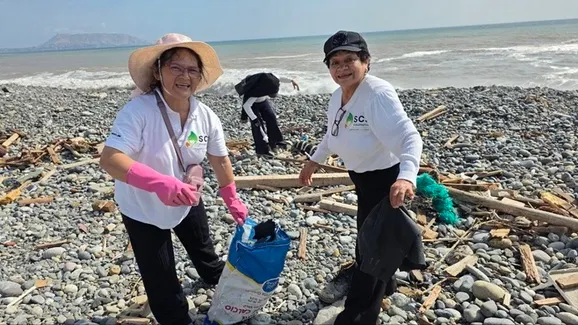 新天地彼得枝派哥倫比亞教會第116期結業生與聖徒，於結業紀念特別志工服務中，清理利馬米拉弗洛雷斯海灘（位於秘魯）的垃圾。