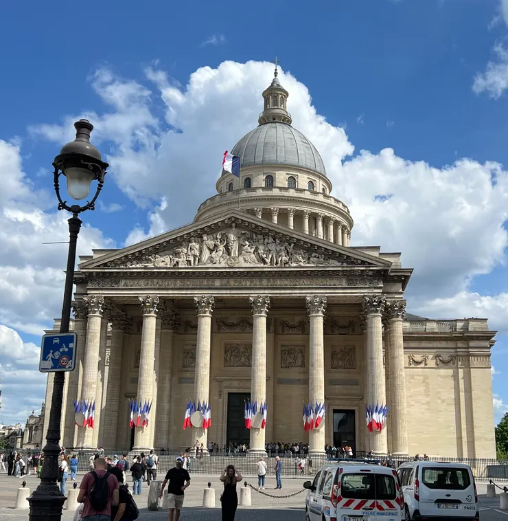 萬神殿（Pantheon），聽說柱子模仿羅馬的萬神殿，而圓頂則是像倫敦的 St. Paul's Cathedral，那兩棟建築我們都參觀過，見到這棟相似的建築，很感動