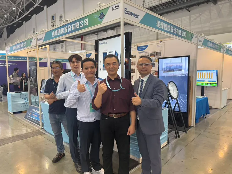 達輝國際總經理高清源(中)帶領核心團隊參展,展現持續擴大市場佈局的決心,也象徵其在顯示產業供應鏈中重要的整合性角色。圖/達輝國際提供