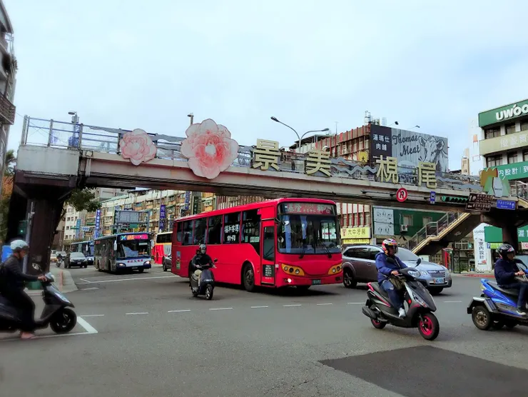 原本是裝置在景美陸橋上的「梘尾」二字。（筆者拍攝2019/19）