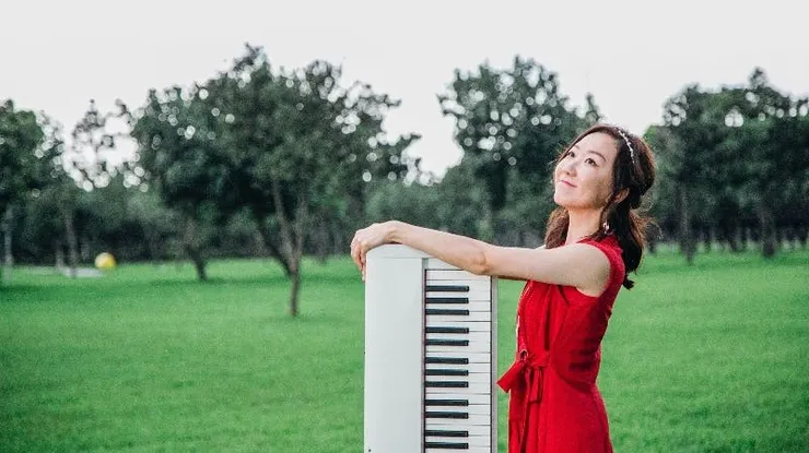  沒有人知道其實她敲打的是內心彭湃的樂章