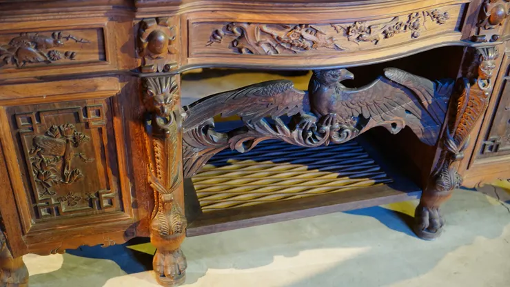 結合東西方元素的獅腳殖民時期傢俱