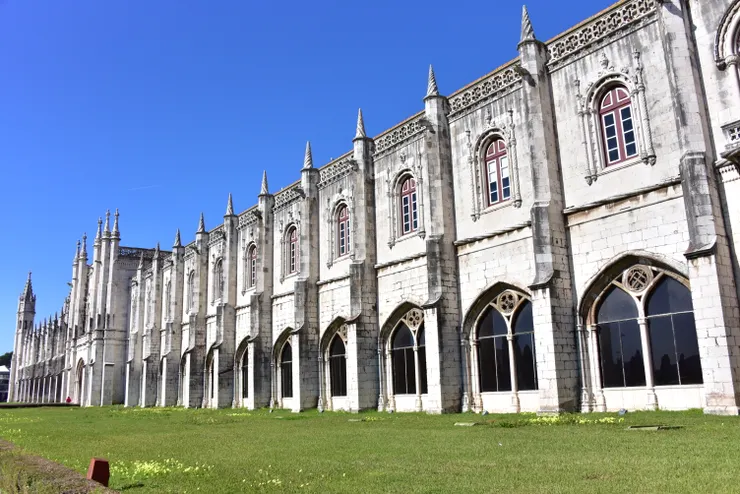 藍天青草、整齊排列的石柱和窗戶,這個畫面令我想起了去年參觀的溫莎城堡。