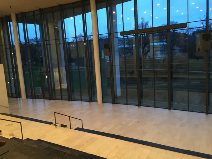 晨光映進玻璃廳，整座城市靜止如常—— 唯一的問題是，人需要醒來嗎?。