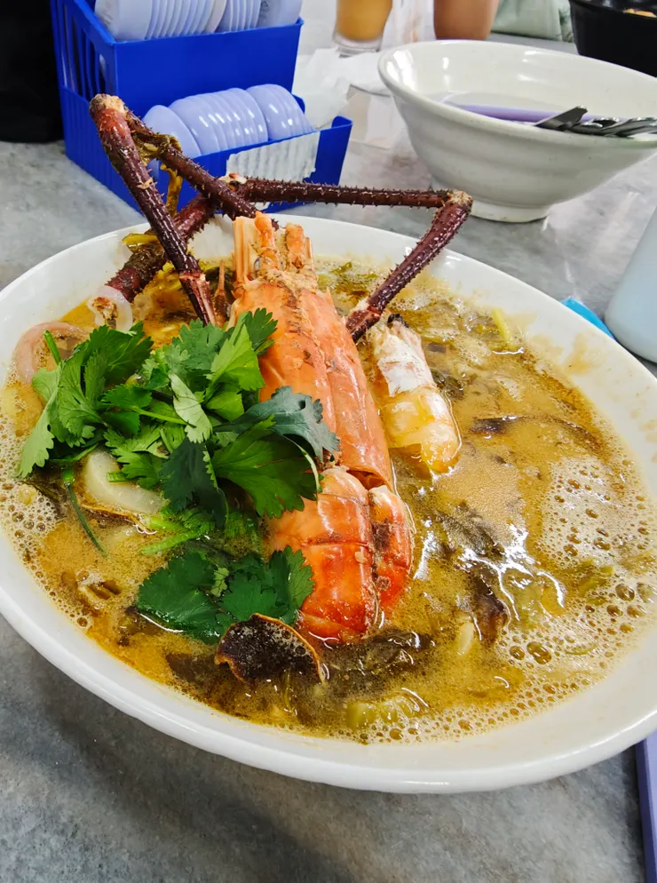 魚頭米粉是馬來西亞道地華人美食，料理時會在湯中加入淡奶，同時以新鮮扎實的海鮮食材，成為鮮甜濃郁的獨特美食。其中位於怡保的輝記魚頭米粉頗負盛名。