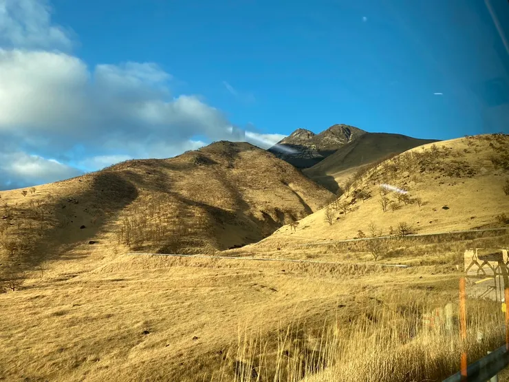 日本大分-由布岳 || 往別府的公車會繞著由布岳前進，所以可以欣賞到不同的角度