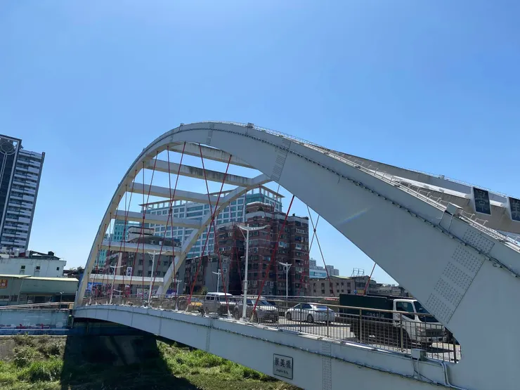 第四代 （2010–至今）斜吊索拱橋，仍名「景美橋」