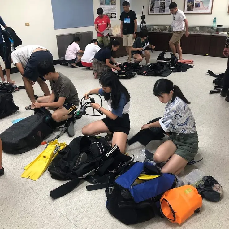 潛水回來後清洗並收拾裝備的大家(圖片源自官方粉專)