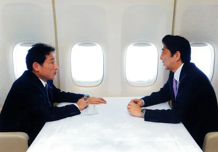 照片出自岸田文雄首相的臉書，是他在2022年10月25日安倍晉三前首相的追悼日，懷念昔日與安倍晉三共同外訪的機上照片