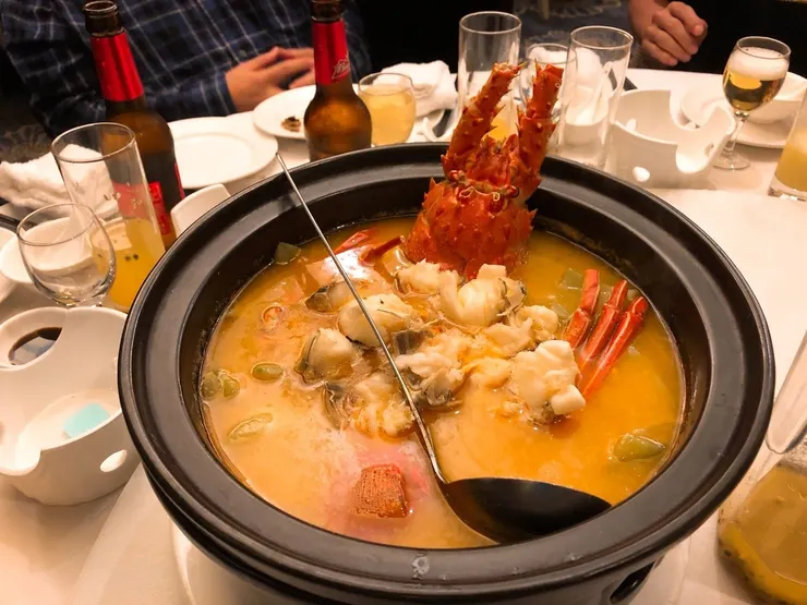 晚餐吃的是佳麗海鮮酒樓，有一道菜很特別，是芥菜龍蝦湯，好吃