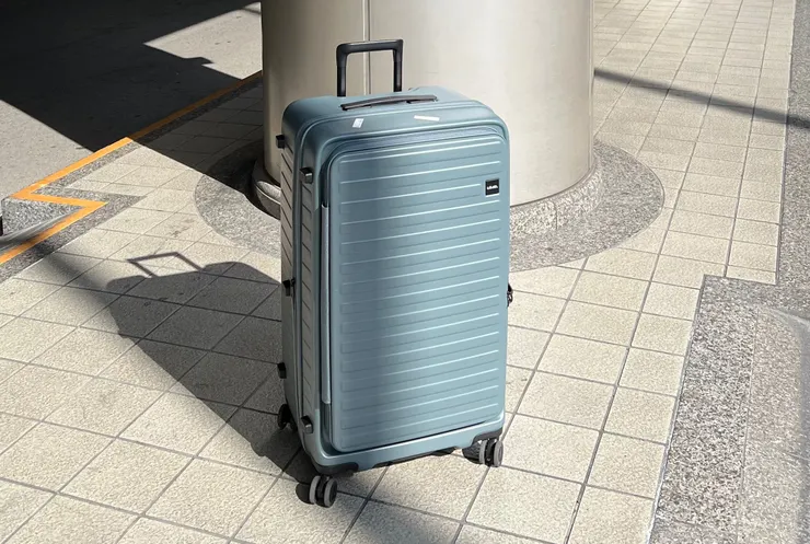 自然光充足時，則是明亮清爽的藍