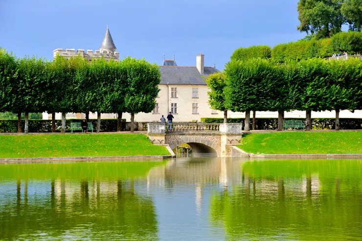 【池水從那座拱橋下流到花園的灌溉渠】