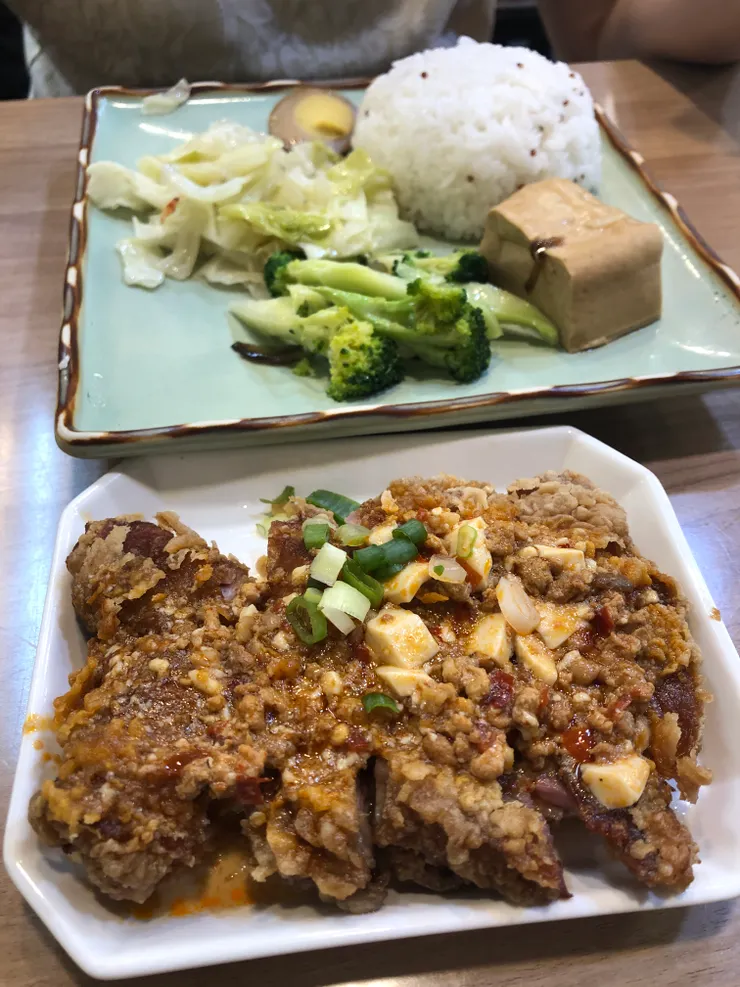 我的特製雞排飯,淋上醬汁之後,看起來很威!