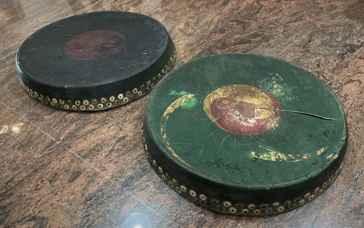 被塗滿墨綠色漆、中間還畫了太極圖樣的舊鼓皮