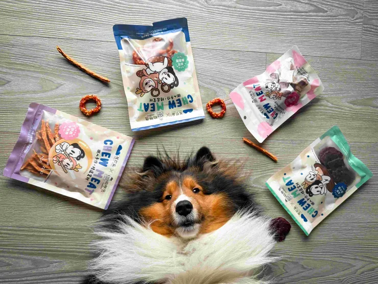 圖說：&nbsp;尾巴丘與文創IP「狗與鹿」聯名零食系列，匯聚四種美味，成為毛孩外出郊遊的熱門品項。（資料來源：尾巴丘毛孩選物）