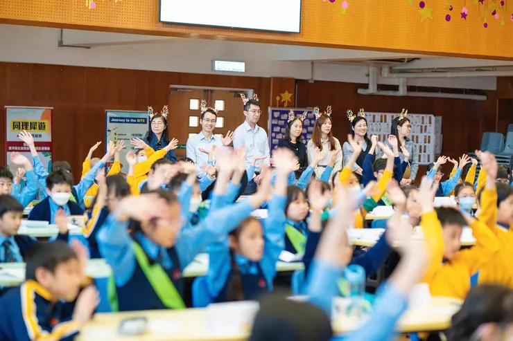 小四班主任們 (後排) 在四天活動期間,用心陪伴孩子,促進他們的正向成長