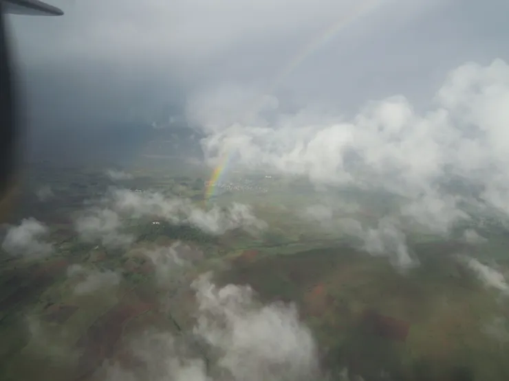 搭飛機這麼多次唯一一次在機上看到彩虹