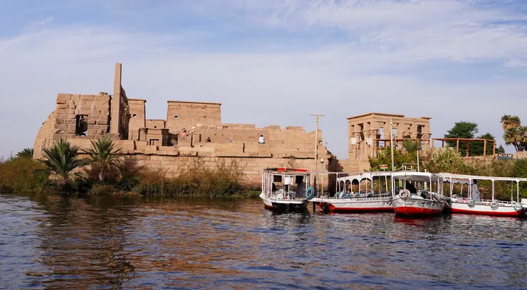 菲萊神廟快到了，船準備靠岸了。