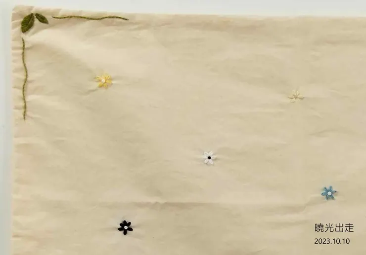 隨興縫上黑的、白的、藍的、橘的小花