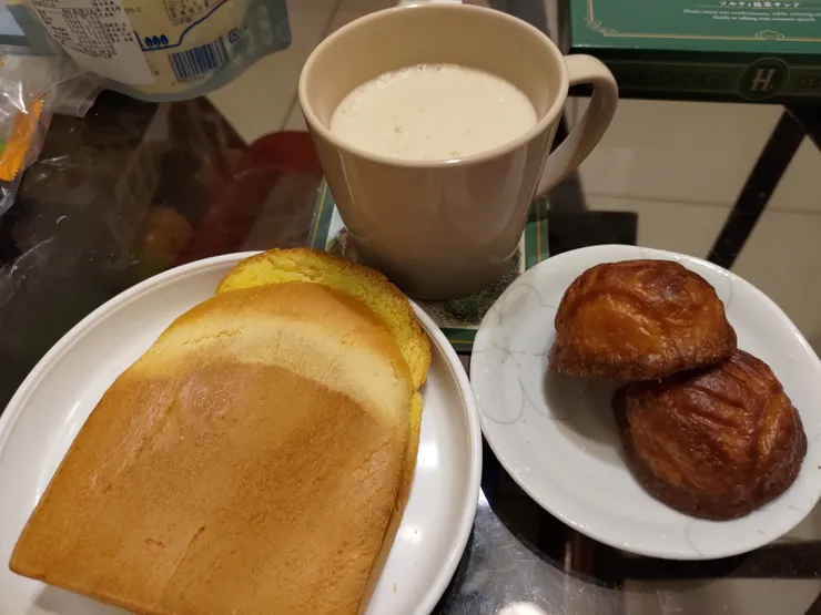 胡蘿蔔吐司+聯翔小甜點+手沖咖啡拿鐵