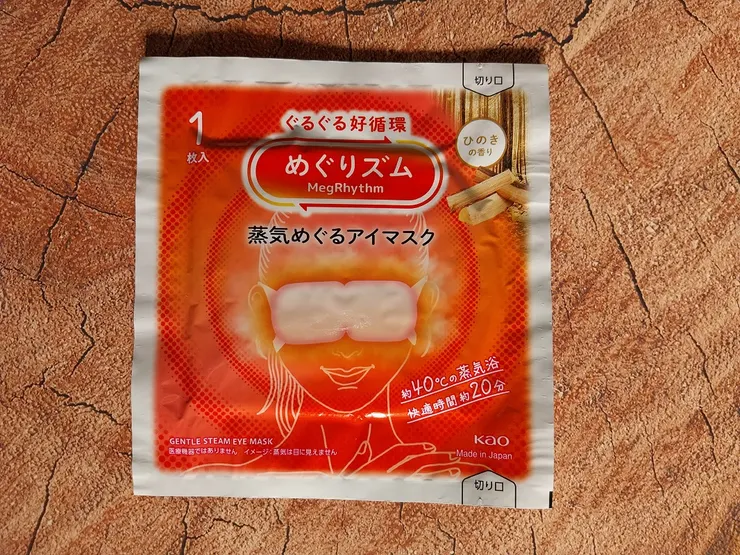 2025 年出的新款「悠然檜木香」！新包裝封面是醒目的橘色，味道聞起來很有木質的深沉感。