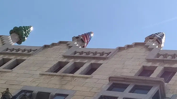 屋頂卻是充滿童趣