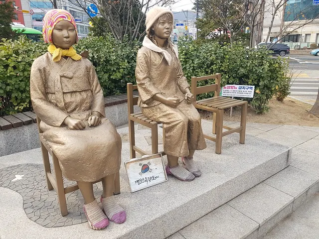 韓中和平少女像,首爾,電鐵漢城大入口驛二號出口前。韓國與中國合作製作的和平少女像。