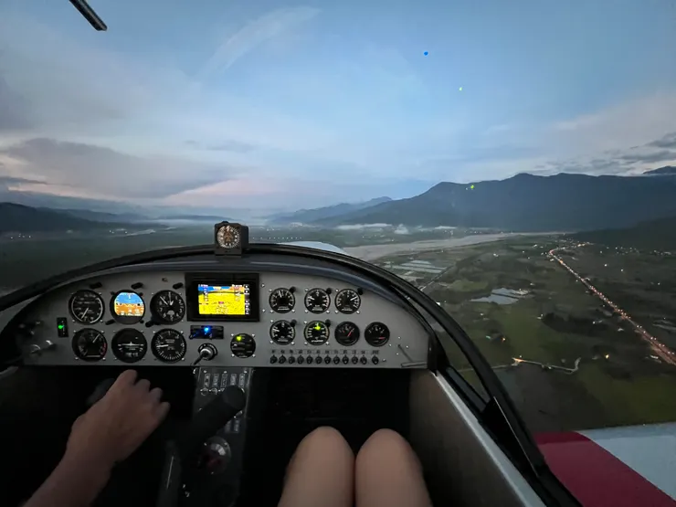 約莫夏季早上六點的樣子,燈兒還亮著 I攝影:Sunnyah