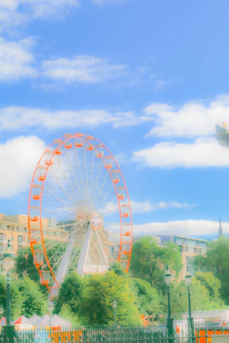 王子街花園中的愛丁堡之眼摩天輪一景