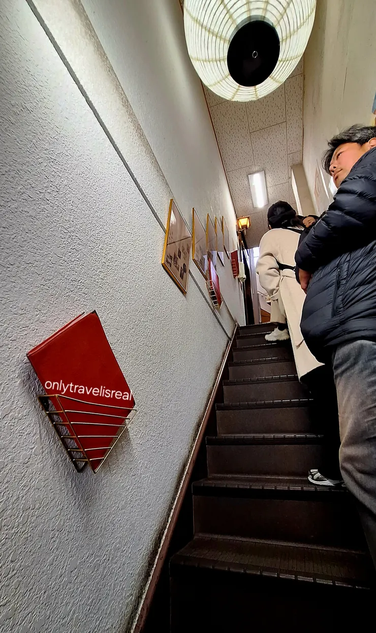 在樓梯間等待腳好像特別酸