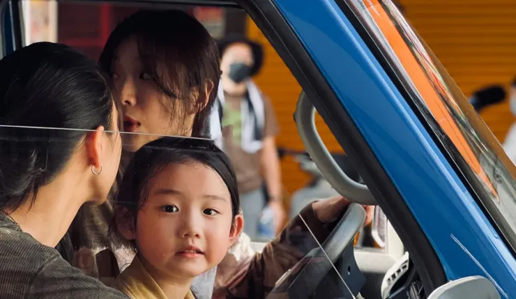 《左撇子女孩》開頭第一場戲便是母女三人駕駛小貨車，從忠孝橋駛入台北市