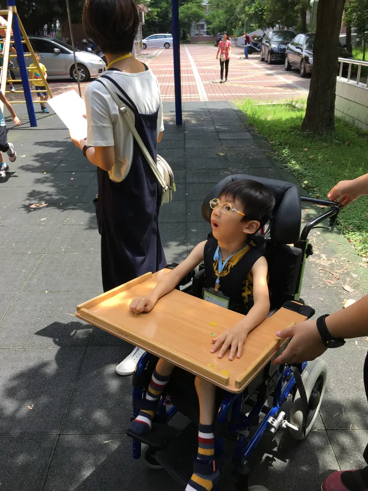 常常我都會抱祐起來跟每個孩子追趕跑跳，融在一起而不是只讓他當旁觀者。