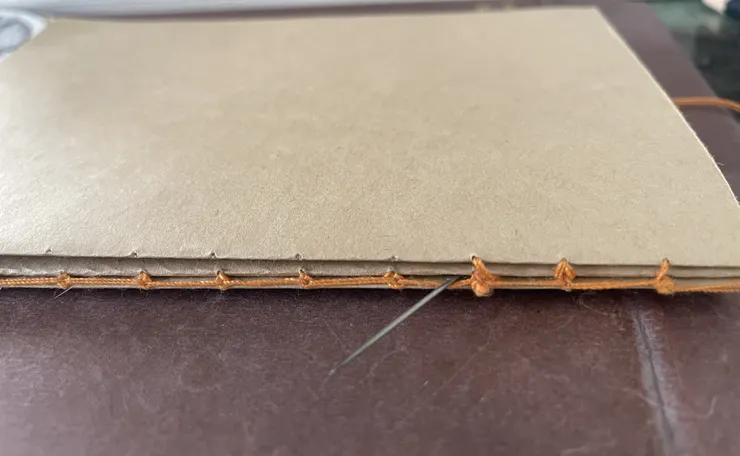 接著從第二台與第一台左邊的縫隙穿出來外面。